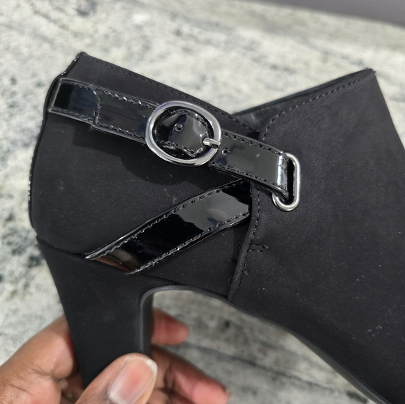 Elegant Black Heeled Booties - Picture 2 of 5